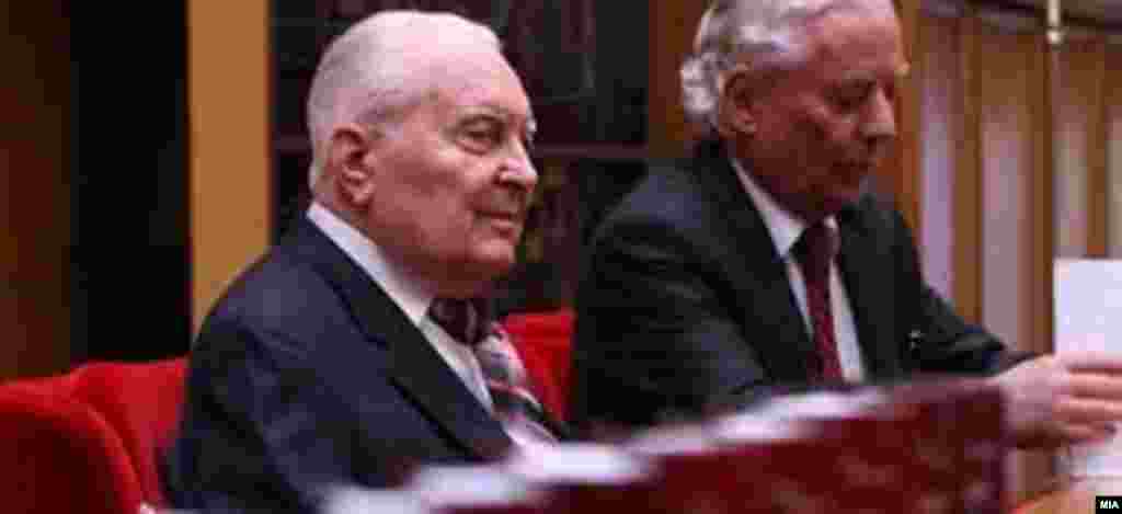 МАКЕДОНИЈА - Почина академик Блаже Ристовски (1931-2018), редовен член на Македонската академија на науките и уметностите, соопшти МАНУ. Академик Блаже Ристовски е роден на 21 март 1931 година во с. Гарниково, Кавадаречко. Дипломирал на Филозофскиот факултет во Скопје (на Групата за литература на народите на СФРЈ и македонски јазик), а по одбраната на докторската дисертација Крсте П. Мисирков – живот и делото (1965), бил избран за директор на Институтот за фолклор во Скопје. Како научен советник, преминува во Институтот за национална историја (1977-1991) каде што раководел со тимот за културната историја и со Балканолошкото одделение, а до пензионирањето работи како научен советник во Институтот за старословенска култура во Прилеп (1993-1995).