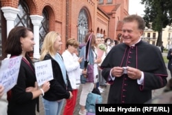 Цепь солидарности женщин вокруг Красного костела в Минске