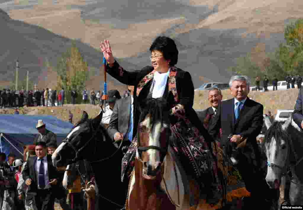 Она с явным удовольствием носила кыргызские этнические наряды и умело держалась в седле. На праздновании 200-летия Курманжан-Датки в Алайской долине, октябрь, 2011.
