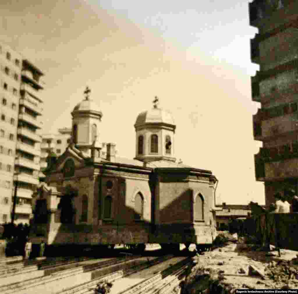 Mutarea bisericii Sfântul Ștefan, cunoscută drept &bdquo;Cuibul cu barză&rdquo;, București, 1988.