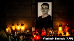 Свечи у фотографии убитого журналиста Яна Куцьяка. Братислава, 26 февраля 2018 года.
