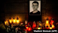 Свечи у фотографии убитого журналиста Яна Куцьяка