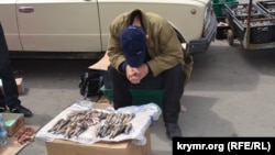 Рибалка в Керчі продає рибу