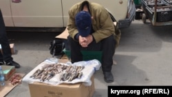 У Керчі рибалка продає свіжу рибу