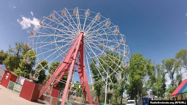 Колесо обозрения в центральном городском парке Щербакова