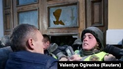 Задухурди ҷонибдорони Саакашвилӣ бо пулиси Украина.