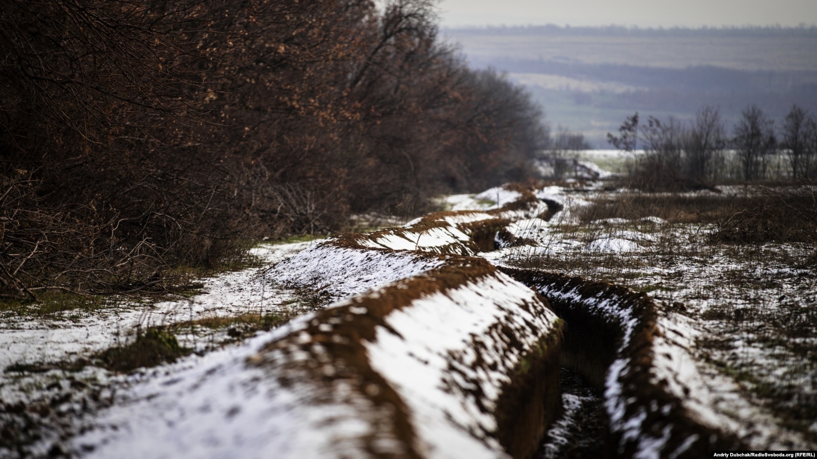 Лінія окопів між позиціями українських військових під Попасною