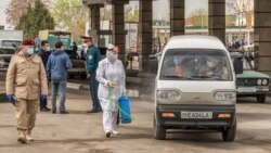 Самарқан қаласында жолаушы таситын шағын автобусқа коронавирус індеті кезінде дәрі шашып жүрген адам. Сәуір, 2020 жыл. Көрнекі сурет.