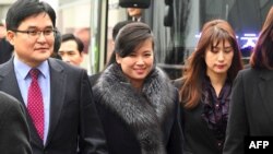 Moranbong ansamblının rəhbəri Hyon Song-Wol (ortada)