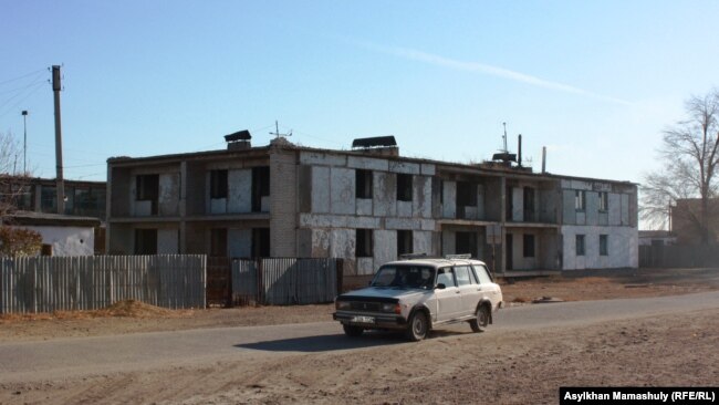 В поселке Кенгир на краю города Жезказган. 29 октября 2013 года.