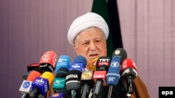 هاشمی رفسنجانی می‌گوید که «چند سالی است جمهوریت نظام مشکل پیدا کرده است». 