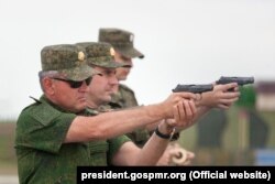 Vadim Krasnoselski (primul din stânga) în timpul unor exerciții militare