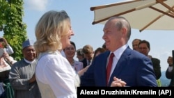 Russian President Vladimir Putin congratulates Karin Kneissl at her wedding in southern Austria in August 2018.