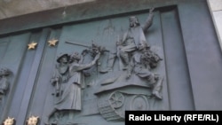 Прага, Национальный памятник на Виткове. Ворота мемориального зала Красной армии (деталь)