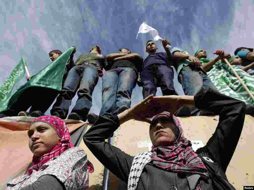 Palestinieni &icirc;n așteptarea schimbului de deținuți, la punctul de control de la Beituniya &icirc;n apropierea orașului Ramallah din Cisiordania. (REUTERS/Darren Whiteside)