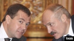 Президент Беларуси Александр Лукашенко (справа) и президент России Дмитрий Медведев