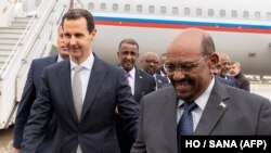 Suriya Prezidenti Bashar al-Assad (solda) və Omar al-Bashir