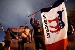 Сторонник Джо Байдена с флагом Демократической партии