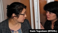 Осужденный оппозиционный журналист Гузяль Байдалинова (слева) после приговора успокаивает свою сестру Альмиру. Алматы, 23 мая 2016 года.