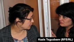 Осужденный оппозиционный журналист Гузяль Байдалинова (слева) после приговора успокаивает свою сестру Альмиру. Алматы, 23 мая 2016 года.
