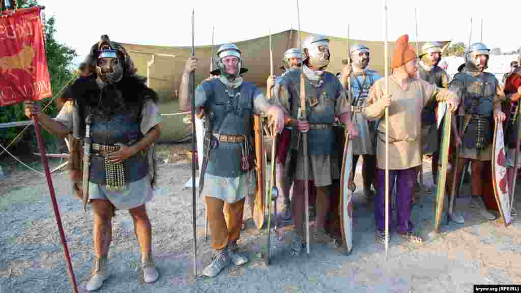 Римські легіонери на чолі з прапороносцем у ведмежій шкурі