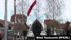 Spomen-obeležje podignuto u čast Ridvana Ćazimija Velikom Trnovcu (arhivska fotografija)