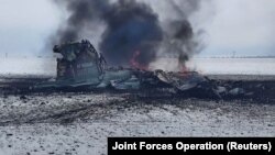 Обнародованное пресс-службой ООС фото, на котором видны остатки штурмового самолета ВВС России в поле у города Волноваха Донецкой области, 4 марта 2022 года