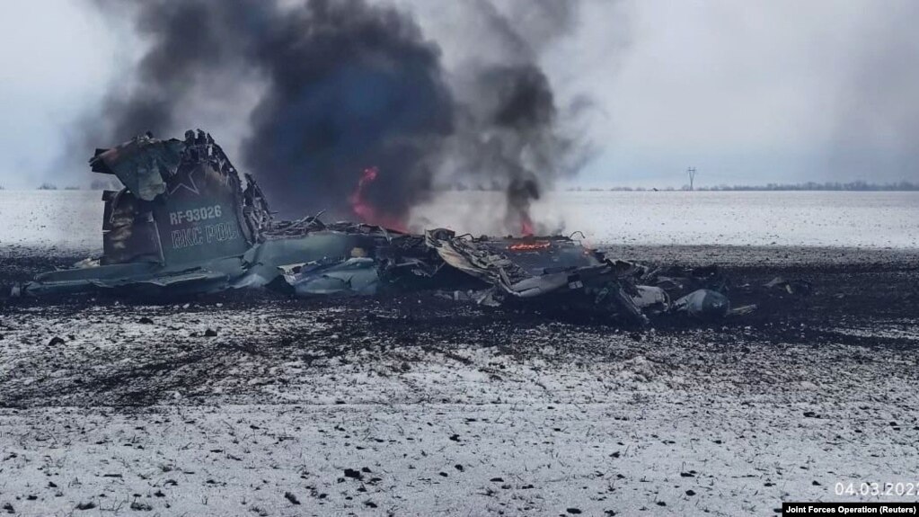 Уламки штурмового літака ВПС Росії в полі біля міста Волновахи на Донеччині, 4 березня 2022 року