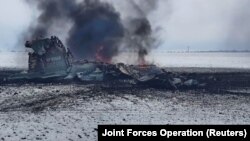 Обломки штурмового самолета ВВС России в поле возле Волновахи Донецкой области, 4 марта 2022 года