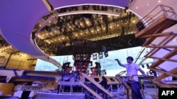 Робітники встановлюють освітлення на сцені Міжнародного виставкового центру в ході підготовки до «Євробачення». Київ, 11 квітня 2017 року