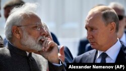 Hindistanyň premýer-ministri Narenda Modi (çepde) we Russiýanyň prezidenti Wladimir Putin