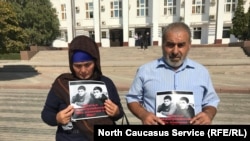 Родители Гасангусейновых не раз устраивали акции с требованием справедливого расследования убийства своих сыновей