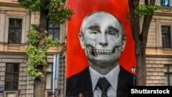 Изображение Владимира Путина в Риге напротив здания посольства России