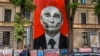 «Пока война, ему надо быть здесь». История баннера с «черепом Путина»
