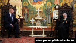 Прем’єр-міністр України Денис Шмигаль і католикос-патріарх усієї Грузії Ілля ІІ. Тбілісі, 3 червня 2021 року