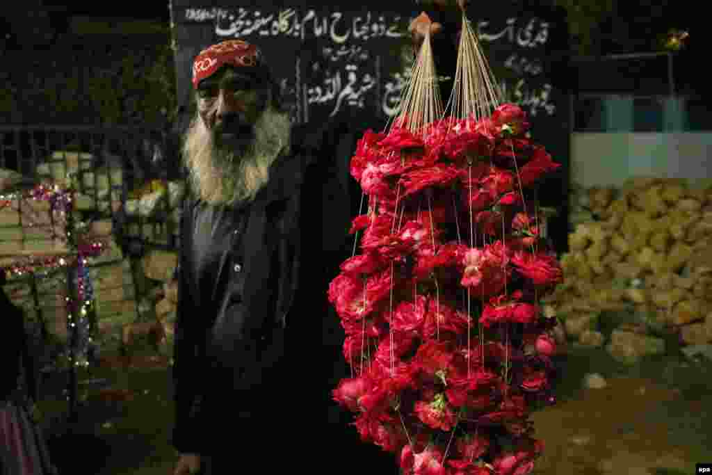 Karaçide bir adam Muharram baýramçylygyna gabatlap şaýy metjidiniň daşynda bägülleri satýar.