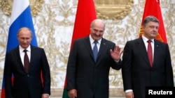 Ресей, Беларусь және Украина президенттері Владимир Путин (солдан оңға қарай), Александр Лукашенко және Петр Порошенко. Минск, 26 тамыз 2014 жыл.