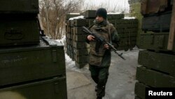 Вооруженный мужчина на позициях сепаратистской самопровозглашенной ДНР. Донецк, 23 февраля 2017 года.