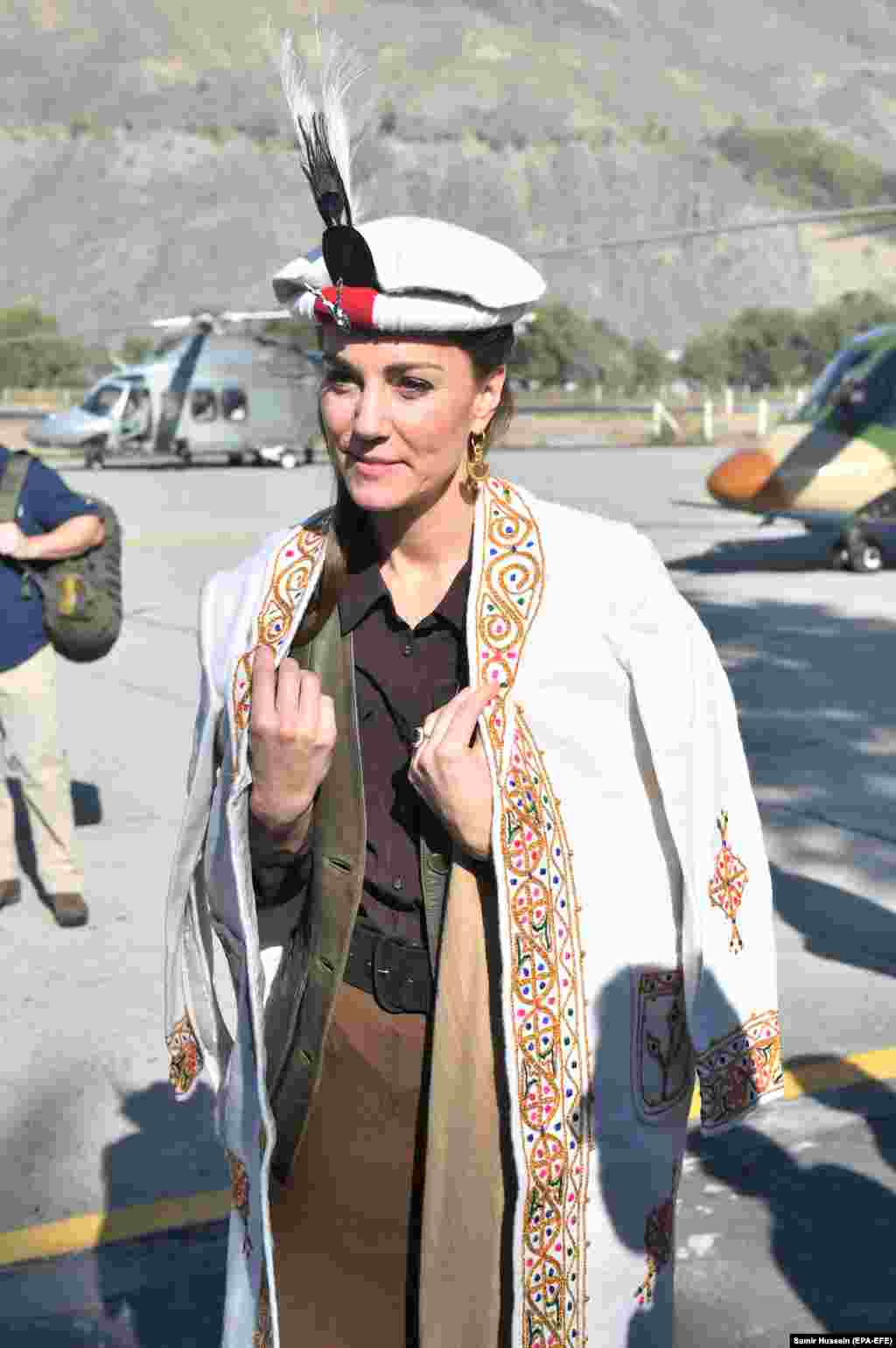 The feathered cap is the same kind worn by William's mother, Princess Diana, during her 1991 visit to Pakistan.