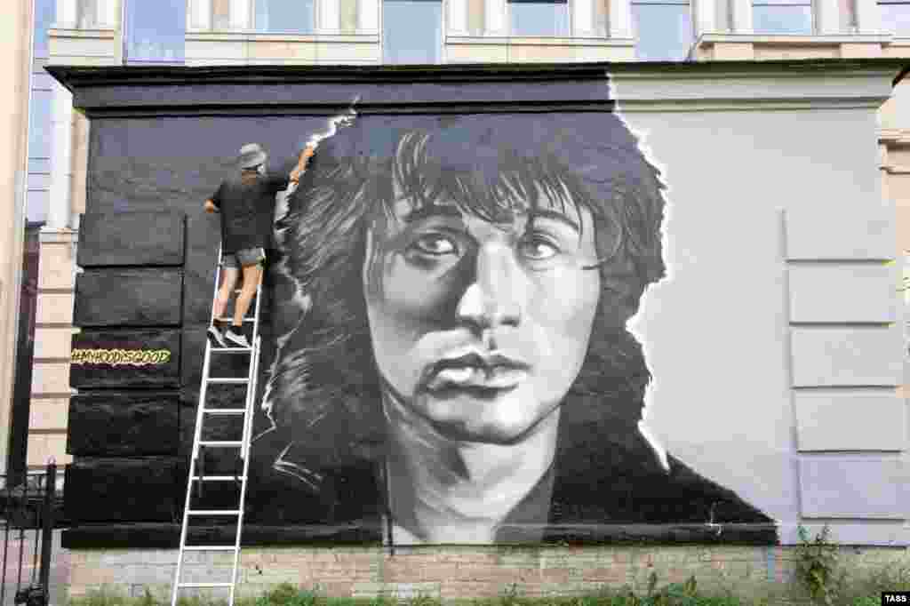 The photo shows a portrait of Tsoi in downtown St. Petersburg. In 2014, United Russia lawmaker Yevgeny Fyodorov caused a sensation by claiming that the CIA wrote Tsoi&#39;s songs as part of its effort to destroy the Soviet Union. Tsoi&#39;s son has sued Fyodorov for defaming his father.