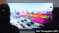 Трансляция с парада с ракетами в Пхеньяне.