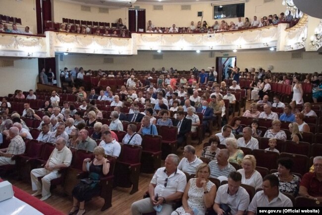 Собрание в честь Дня строителя в театре имени Луначарского, Севастополь