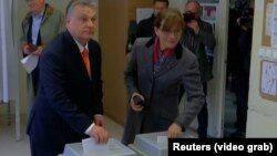 Венгрия премьер-министрі Виктор Орбан әйелі екеуі парламент сайлауында дауыс беріп тұр. Будапешт, 8 сәуір 2018 жыл.