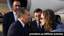 Өзбекстан президент Шавкат Мирзияевтің (суретте алдыңғы қатарда) Нью-Йорк әуежайына келуі. 18 қыркүйек 2017 жыл.
