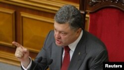 Президент Украины Петр Порошенко выступает в парламенте. Киев, 3 июля 2014 года.