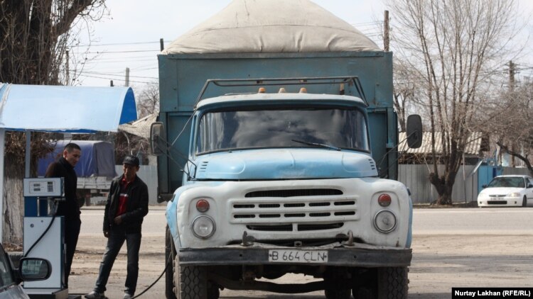 Грузовой автомобиль заправляется автогазом. Алматы, 28 марта 2014 года.