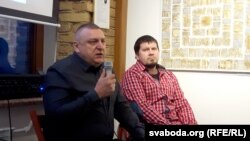 Мікалай Аўтуховіч і журналіст Алесь Дзянісаў