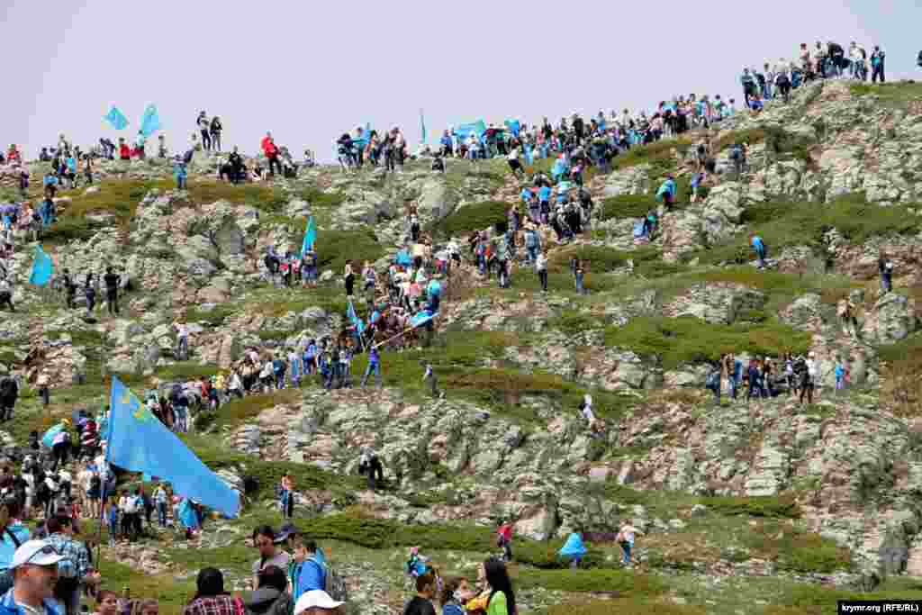 Восхождение на гору Чатыр-даг в Крыму, в память о жертвах депортации. С каждым годом количество желающих принять участие в восхождении растет. Ежегодно его проводили Меджлис крымскотатарского народа и крымскотатарские молодежные организации. 16 мая 2015 года