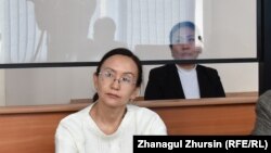Подсудимая Жанаргуль Дуйсекенова (слева) и подсудимая Гульаим Нурмуканова в суде по их делу. Актобе, 28 октября 2019 года.