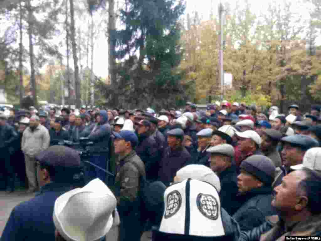 На встречу с участниками митинга выехали руководители области и района.